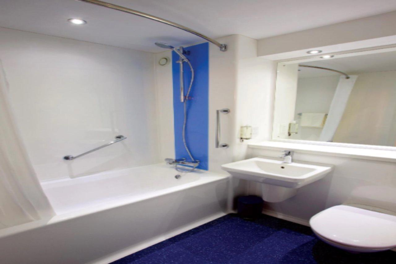 Travelodge Bracknell Exterior photo